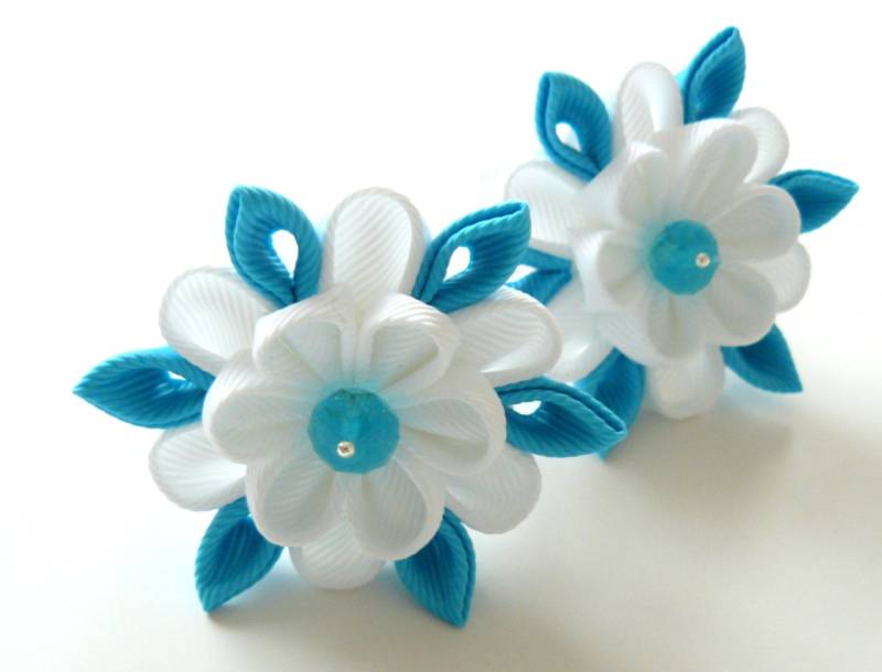 Kanzashi Stoffblumen. Set Aus 2 Pferdeschwänzen. Weiß Und Türkis Kanzashi Stoffblumen. Set Aus 2 Pferdeschwänzen. Weiß Und Türkis von JuLVa