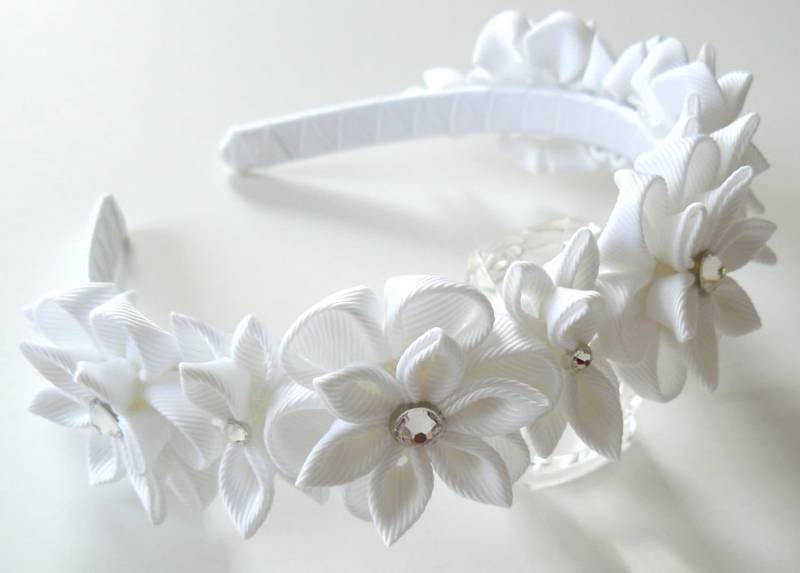 Weisses Kanzashi Blumen Haarband Braut Kopfschmuck Mit Ripsband Weisses Kanzashi Blumen Haarband Braut Kopfschmuck Mit Ripsband von JuLVa