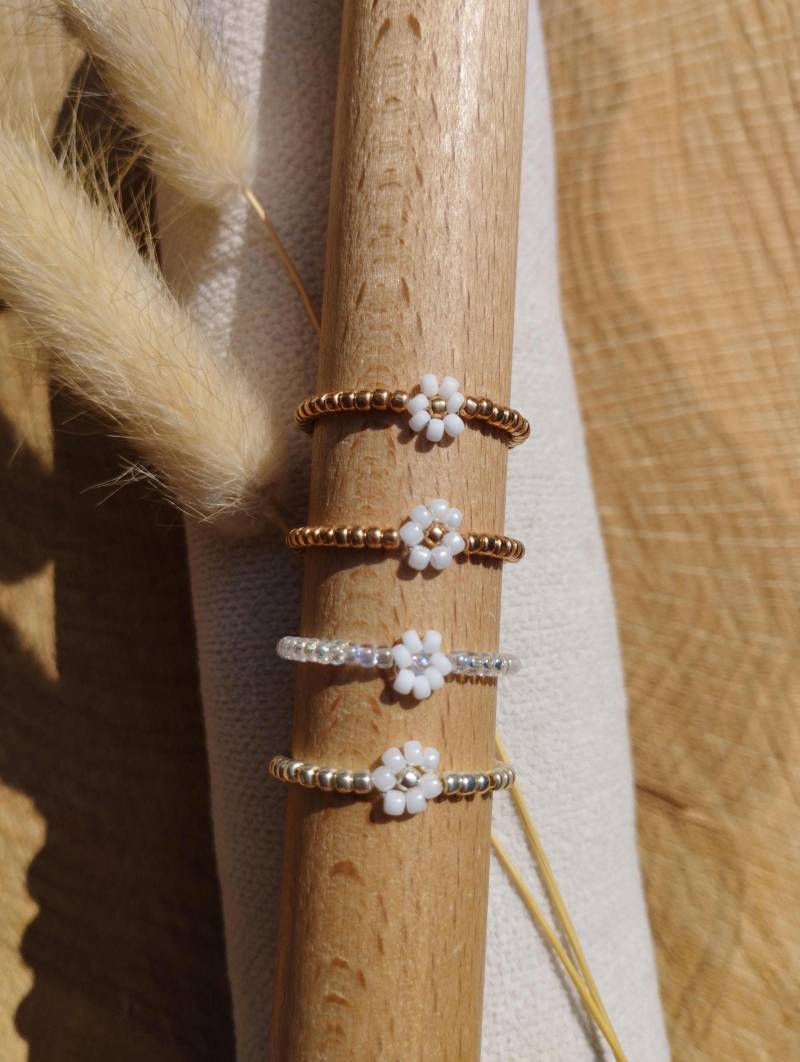 Perlenring Mit Blümchen, Miyukiperlen, Glasperlen, Minimalistisch, Gummiband, Gold, Silber, Perlmutt, Weiß, Elastisch, Individualisierbar von JuLiPerlen