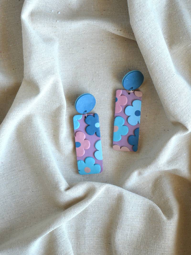 Handgemachte Blümchen Ohrringe Aus Polymer Clay Funky Blaue Blume Statement Schmuck von JuMaHandmades