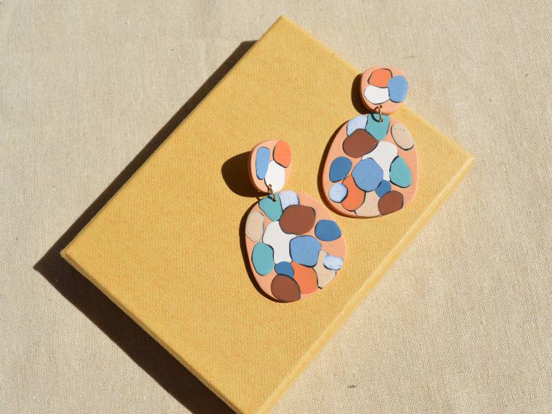 Große Terrakotta Ohrringe Abstrakter Statement Schmuck Aus Polymer Clay in Kieselsteinform von JuMaHandmades