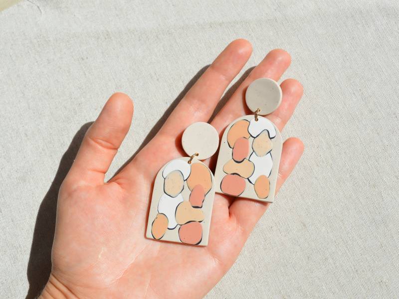 Große Ohrringe Aus Polymer Clay Abstraktes Kieselstein-Design, Erdige Töne Große Ohrringe Aus Polymer Clay Abstraktes Kieselstein-Design, Erdige Töne von JuMaHandmades