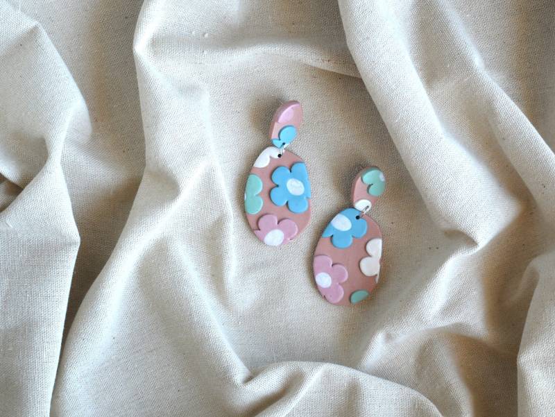Handgemachte Terrakotta Blumen Ohrringe Pastellfarbener Schmuck Aus Polymer-Ton Handgemachte Terrakotta Blumen Ohrringe Pastellfarbener Schmuck Aus Polymer-Ton von JuMaHandmades