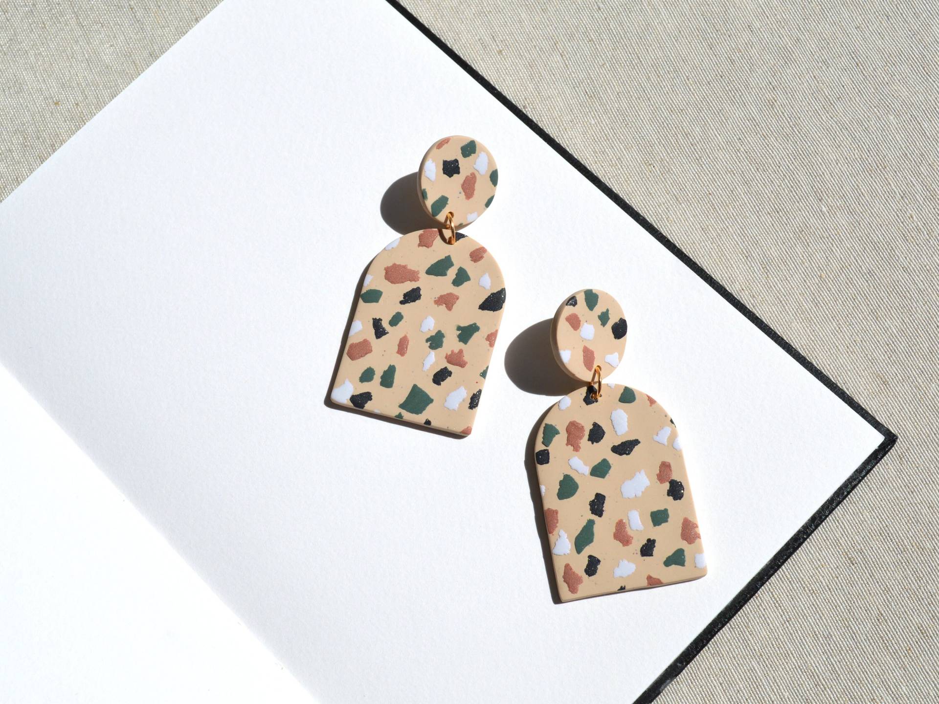 Große Fein Detaillierte Ohrringe in Terrazzo Bold Klobige Abstrakte Erdige Statement-Schmuck Große Fein Detaillierte Ohrringe in Terrazzo Bold Klobige Abstrakte Erdige Statement-Schmuck von JuMaHandmades