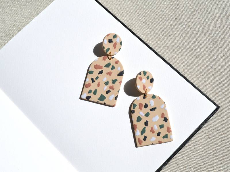 Große Fein Detaillierte Ohrringe in Terrazzo Bold Klobige Abstrakte Erdige Statement-Schmuck Große Fein Detaillierte Ohrringe in Terrazzo Bold Klobige Abstrakte Erdige Statement-Schmuck von JuMaHandmades