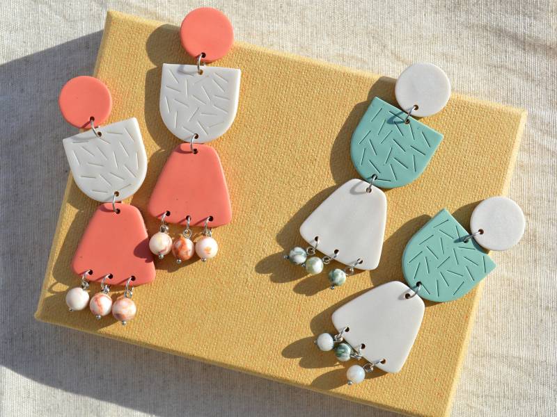 Lange Ohrringe in Pastelltönen Helle, Moderne Statement Handgefertigte Polymer Clay Schmuck von JuMaHandmades