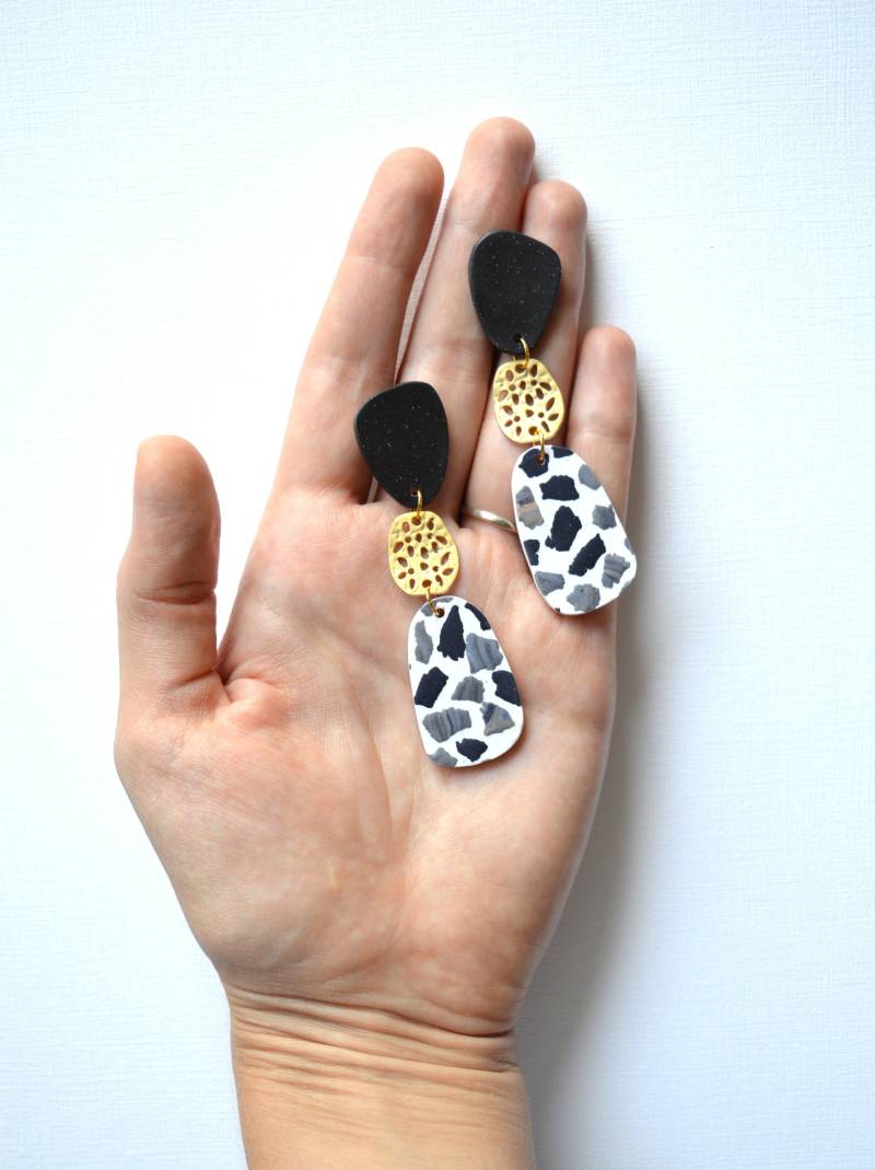Handgemachte Lange Terrazzo Ohrringe Aus Polymer Clay Schwarz & Weiß Mit Gold Anhängern Handgemachte Lange Terrazzo Ohrringe Aus Polymer Clay Schwarz & Weiß Mit Gold Anhängern von JuMaHandmades