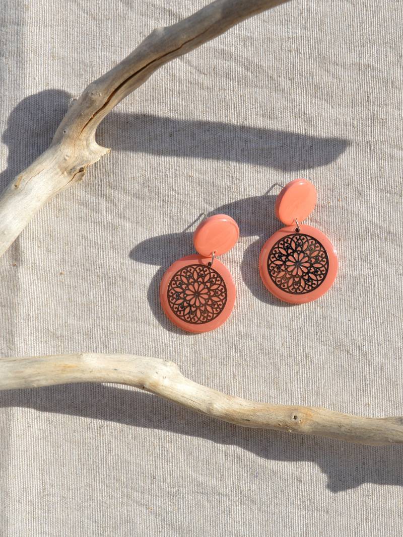 Handgefertigte Coral Pink Mandala Ohrringe Boho Schmuck Aus Polymer Clay von JuMaHandmades