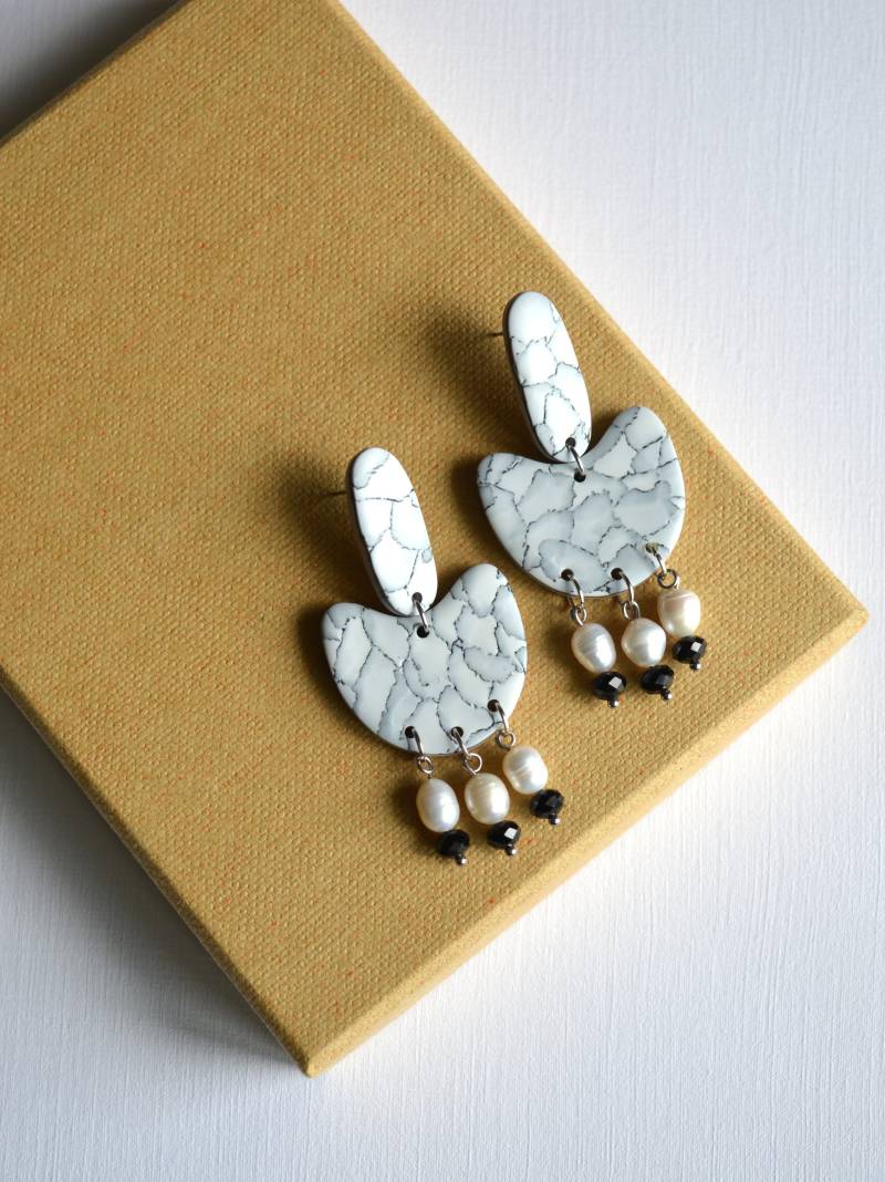 Marmorierte Statement Ohrringe Aus Polymer Clay Süßwasserperlen, Schwarze Perlen Marmorierte Statement Ohrringe Aus Polymer Clay Süßwasserperlen, Schwarze Perlen von JuMaHandmades