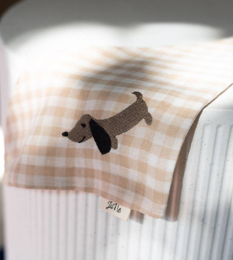 Musselin Halstuch Mit Dackel Bestickung in Beige Kariert von JuNemadewithlove