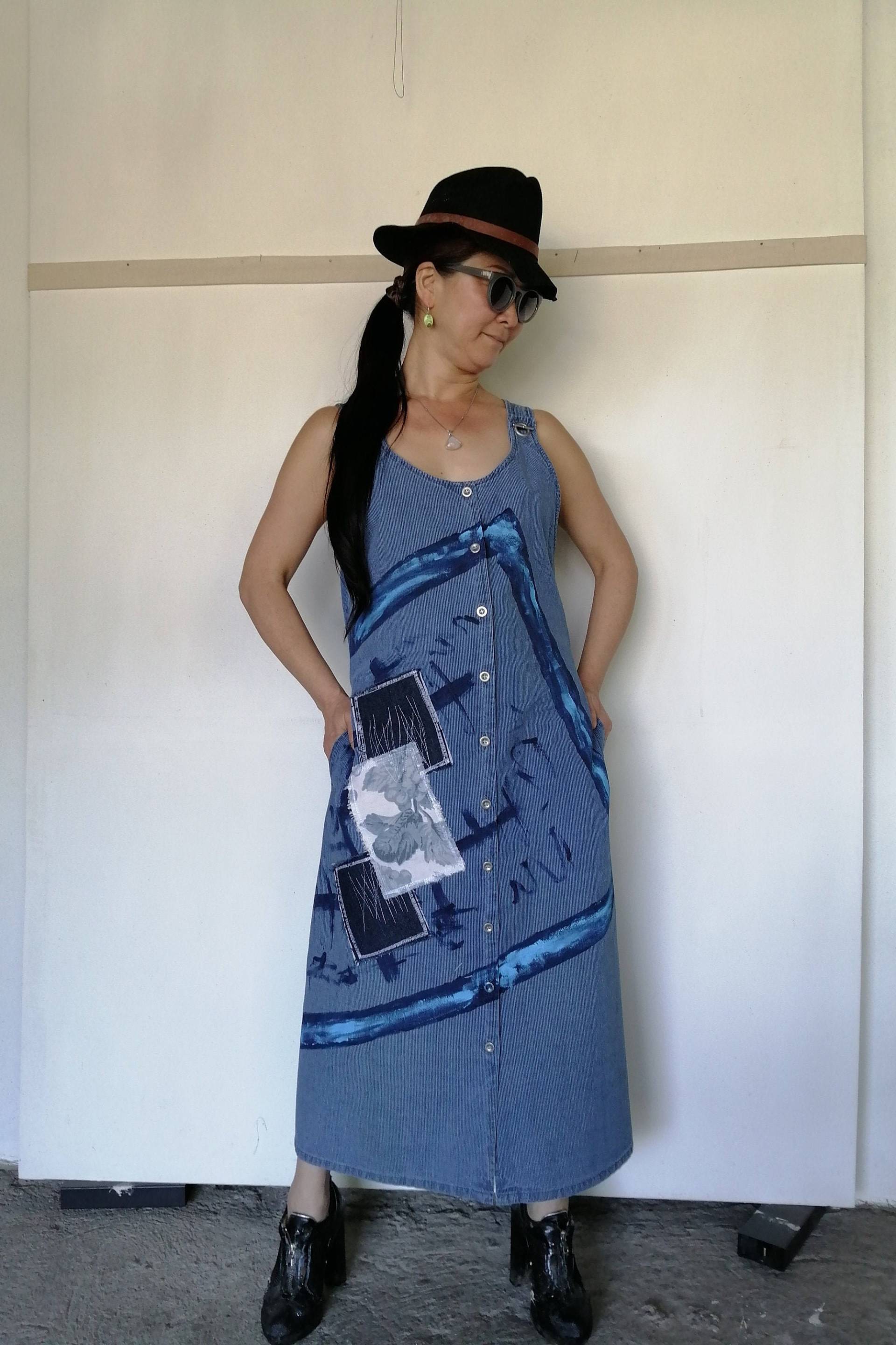 Jeanskleider Ärmellos Maxi-Shirt Kleid Einzigartig, Lackiert Neu Gestaltet Blau Jeans Bügel Tank Gepatcht W. Taschen von JuanCarlosGordillo