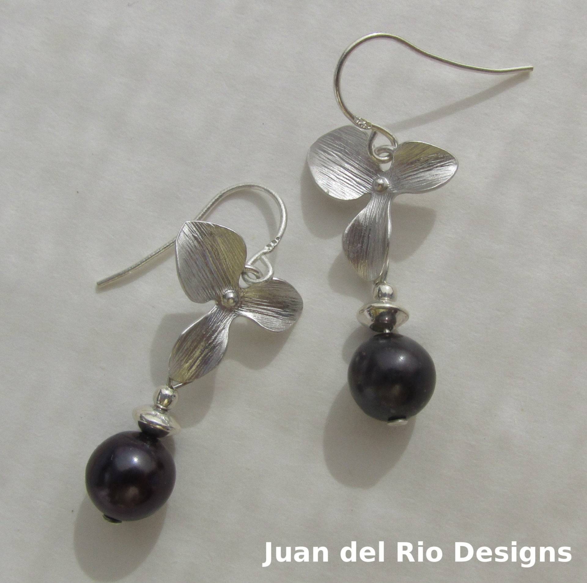 Blumige Grau-Schwarze Perlenohrringe, Wilde Orchideenblüten-Charms, 925 Sterling Silber, Dunkel Anthrazitgraue Süßwasserperlen, Juni Geburtsstein Blumige Grau-Schwarze Perlenohrringe, Wilde Orchideenblüten-Charms, 925 Sterling Silber, Dunkel Anthrazitgraue Süßwasserperlen, Juni Geburtsstein von JuanDelRioDesigns