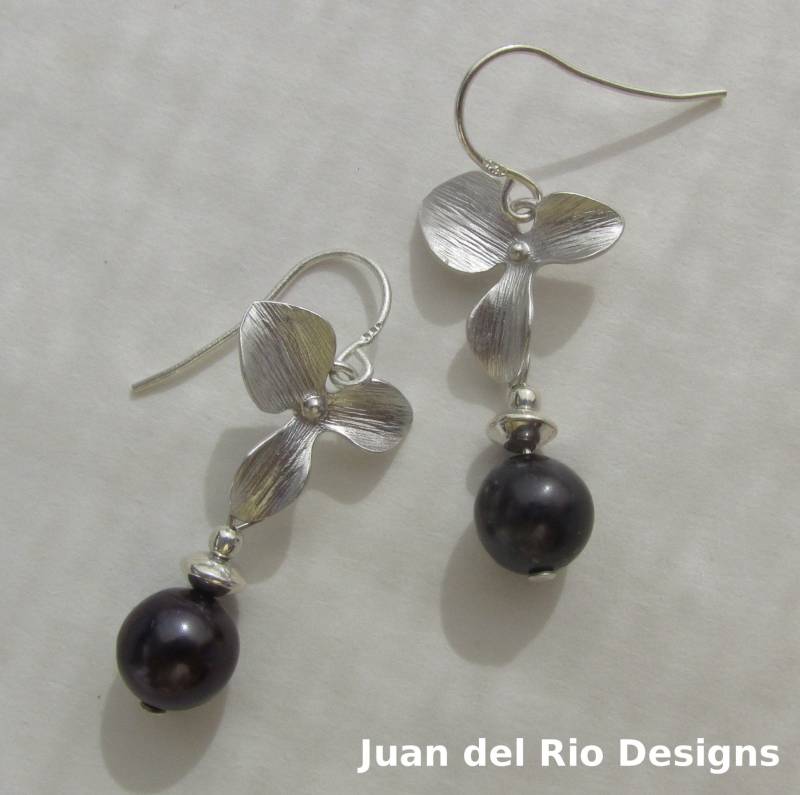 Blumige Grau-Schwarze Perlenohrringe, Wilde Orchideenblüten-Charms, 925 Sterling Silber, Dunkel Anthrazitgraue Süßwasserperlen, Juni Geburtsstein Blumige Grau-Schwarze Perlenohrringe, Wilde Orchideenblüten-Charms, 925 Sterling Silber, Dunkel Anthrazitgraue Süßwasserperlen, Juni Geburtsstein von JuanDelRioDesigns