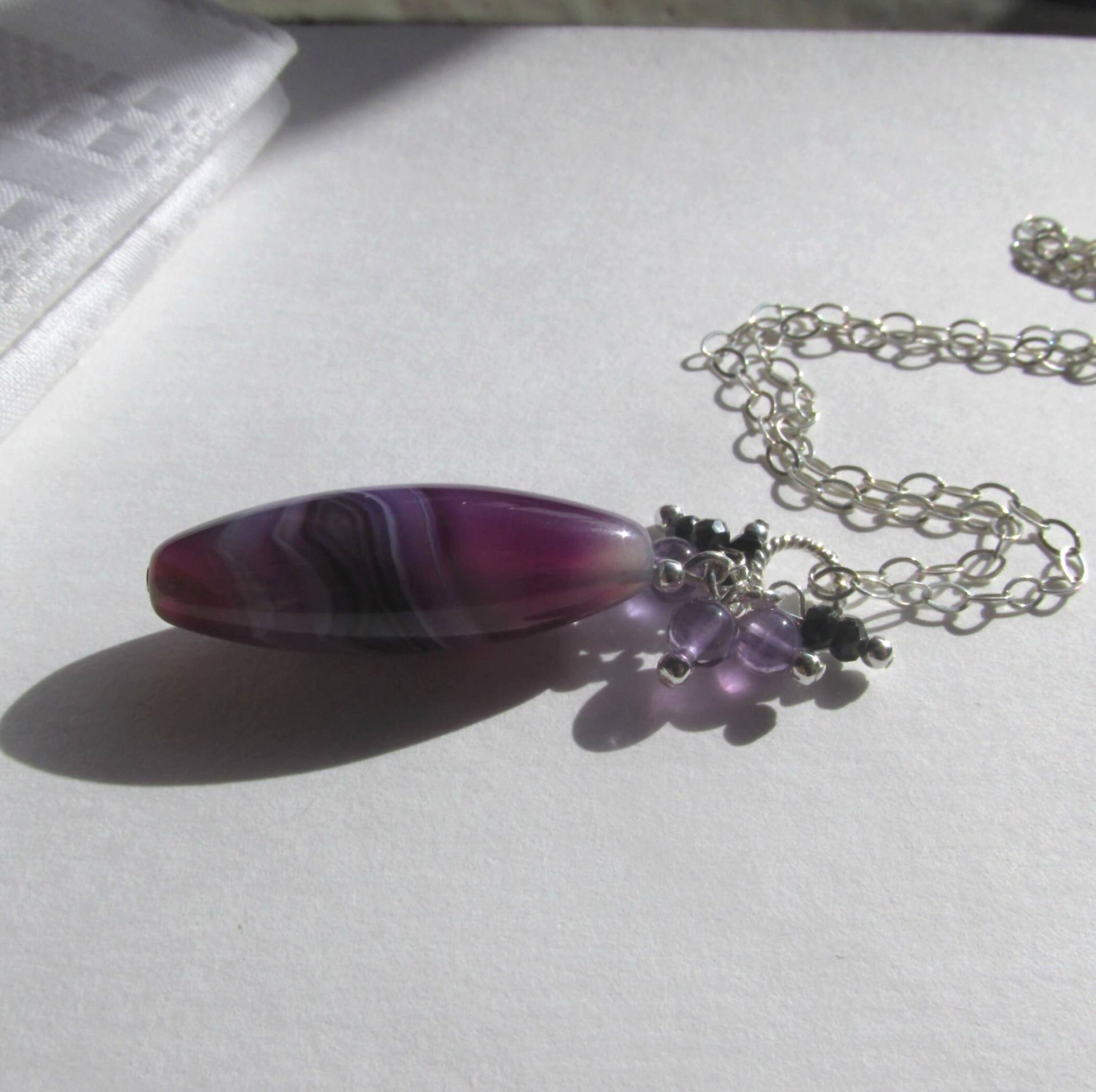 Gebänderter Lila Onyx-Achat Amethyst Schwarzer Spinell Anhänger, Echte Edelsteine Als 925 Sterling Silber, Einzelstück Gestreift Gebänderter Lila Onyx-Achat Amethyst Schwarzer Spinell Anhänger, Echte Edelsteine Als 925 Sterling Silber, Einzelstück Gestreift von JuanDelRioDesigns