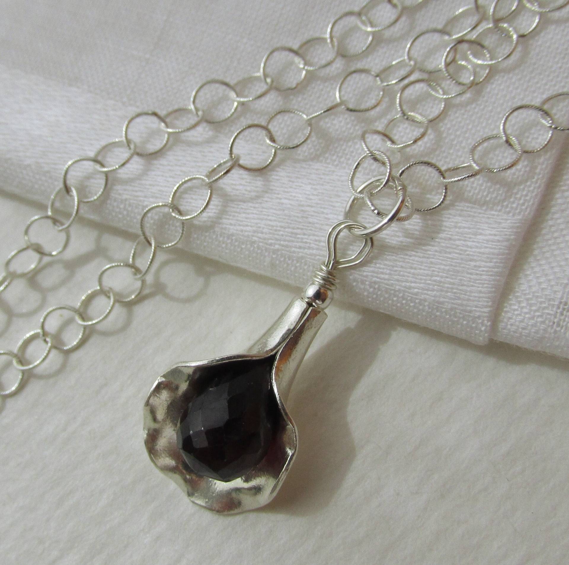 Granat Silber Calla Lilie Blumen Halskette, 925 Sterling Silber, Facettierter Weinroter Edelstein Anhänger An Kabelkette, Handgefertigter Charm Granat Silber Calla Lilie Blumen Halskette, 925 Sterling Silber, Facettierter Weinroter Edelstein Anhänger An Kabelkette, Handgefertigter Charm von JuanDelRioDesigns