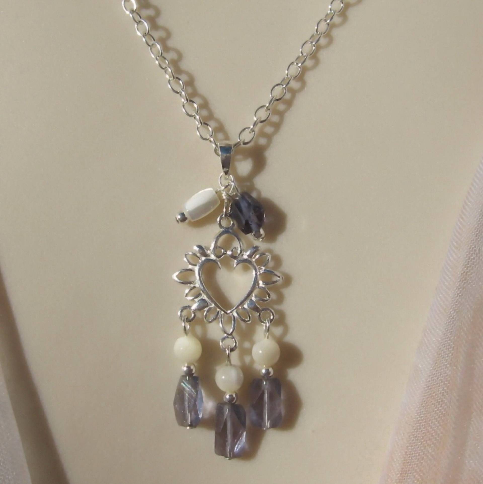 Iolith Perlmutt Herz Anhänger, Wassersaphir, 925 Sterling Silber, Mit Weißen Blassblauen Facettierten Edelsteinen Iolith Perlmutt Herz Anhänger, Wassersaphir, 925 Sterling Silber, Mit Weißen Blassblauen Facettierten Edelsteinen von JuanDelRioDesigns