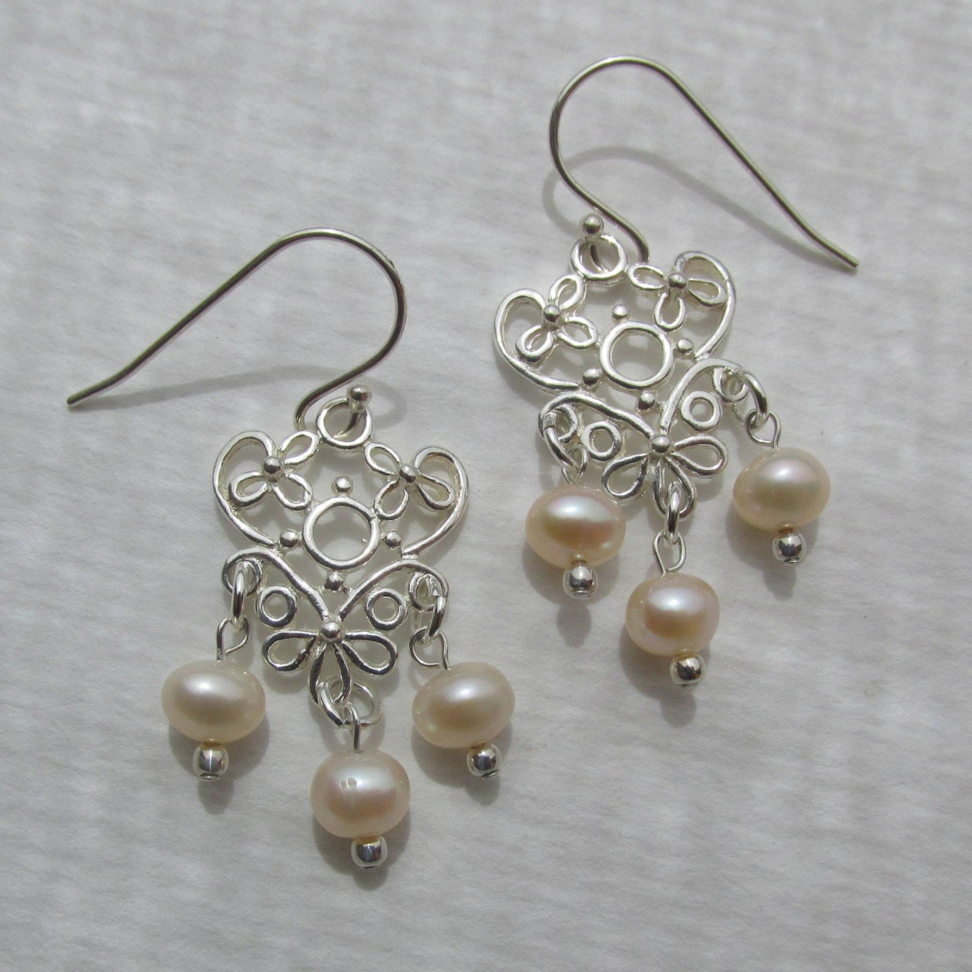 Perlenohrringe, Zarte Rosa-Pfirsichfarbene Süsswasserperlen, Silber Herz Ornamentohrringe, 925 Sterling Silber, Brautjungfer Hochzeitsgeschenk Perlenohrringe, Zarte Rosa-Pfirsichfarbene Süsswasserperlen, Silber Herz Ornamentohrringe, 925 Sterling Silber, Brautjungfer Hochzeitsgeschenk von JuanDelRioDesigns