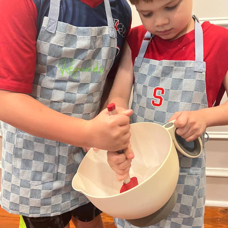 Bestickte Kinderschürze Individuell Karierter Denim Chambray, Personalisierbar Bestickte Kinderschürze Individuell Karierter Denim Chambray, Personalisierbar von JubiGiftsbyJulia