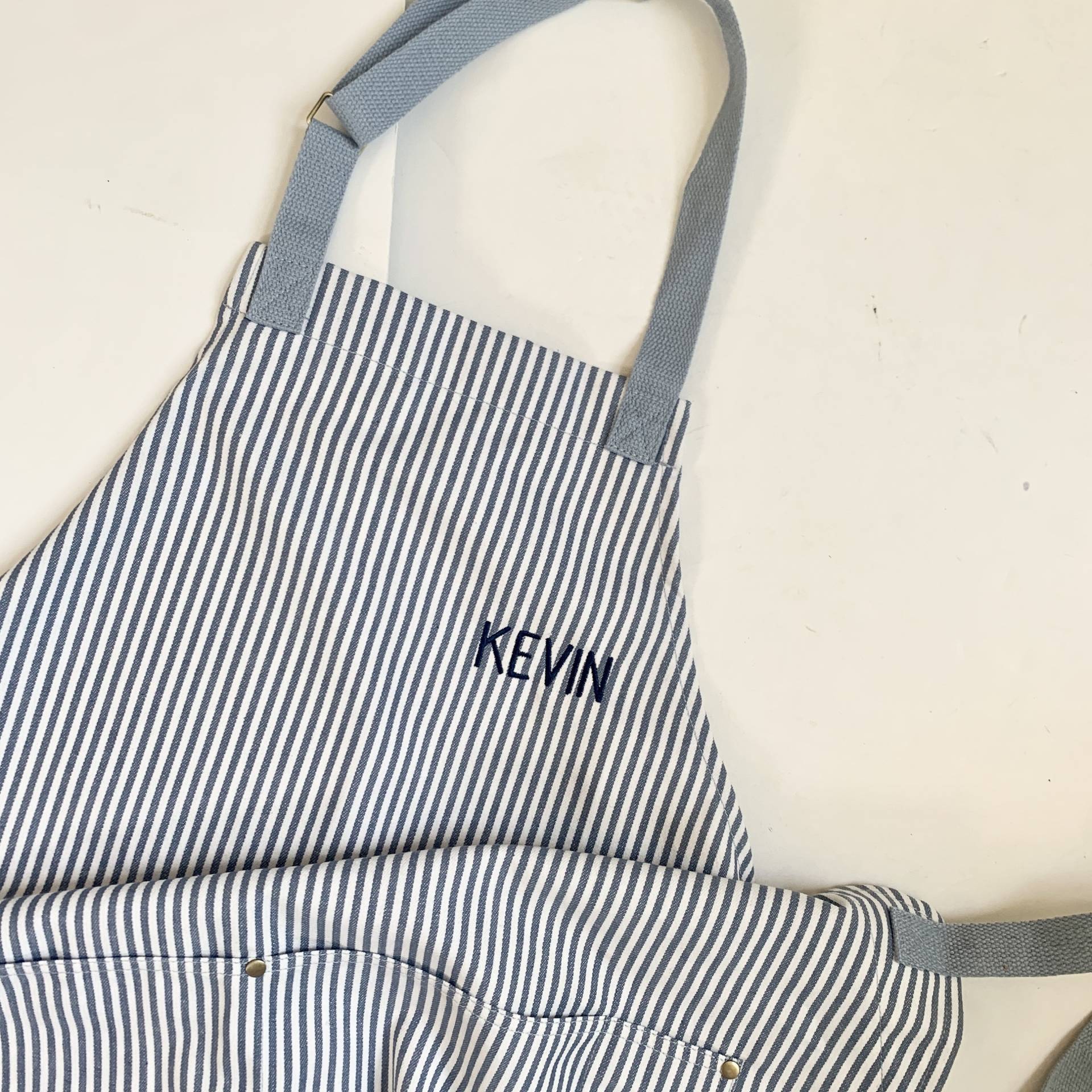 Gestreifte Schürze Personalisiertes Geschenk Für Erwachsene Gestreifte Schürze Personalisiertes Geschenk Für Erwachsene von JubiGiftsbyJulia