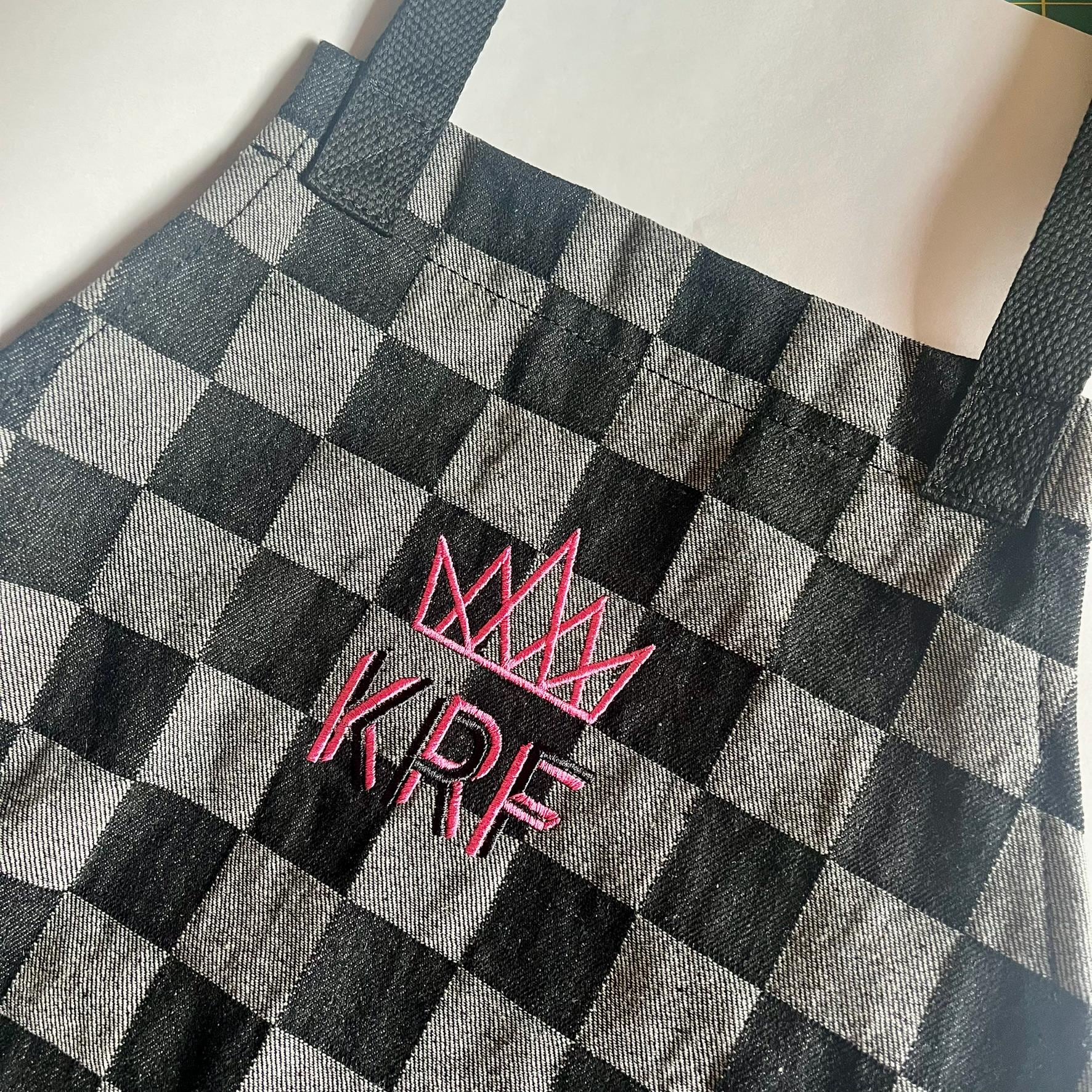 Individuell Bestickte Karierte Denim-Schürze Personalisierte Schürze Für Erwachsene Individuell Bestickte Karierte Denim-Schürze Personalisierte Schürze Für Erwachsene von JubiGiftsbyJulia