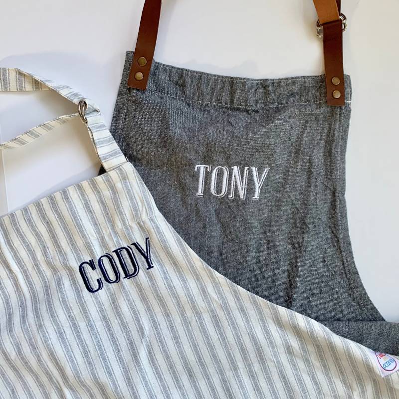 Individuelle Schürze Für Männer Und Frauen Solid Color, Gestickte Erwachsene Tasche, Kochschürze Monogramm, Personalisiertes Geschenk Individuelle Schürze Für Männer Und Frauen Solid Color, Gestickte Erwachsene Tasche, Kochschürze Monogramm, Personalisiertes Geschenk von JubiGiftsbyJulia