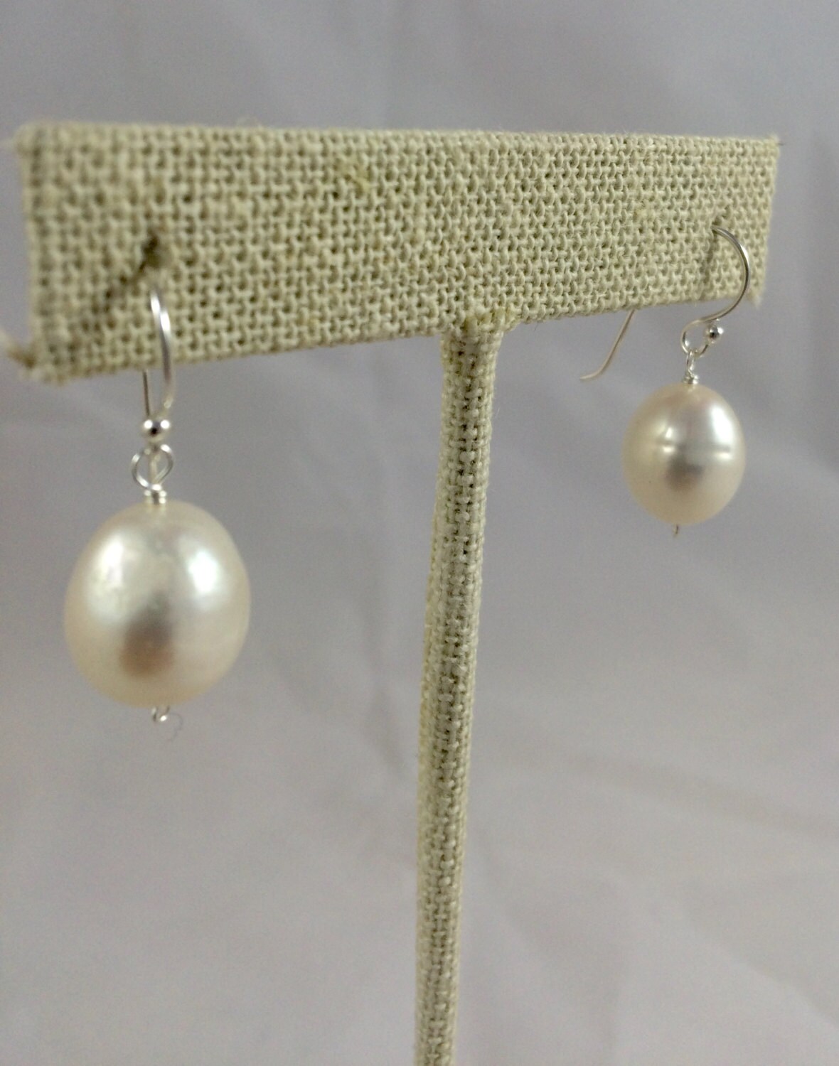 Große Weiße Runde Perle Sterling Silber Ohrringe von JubilantGems