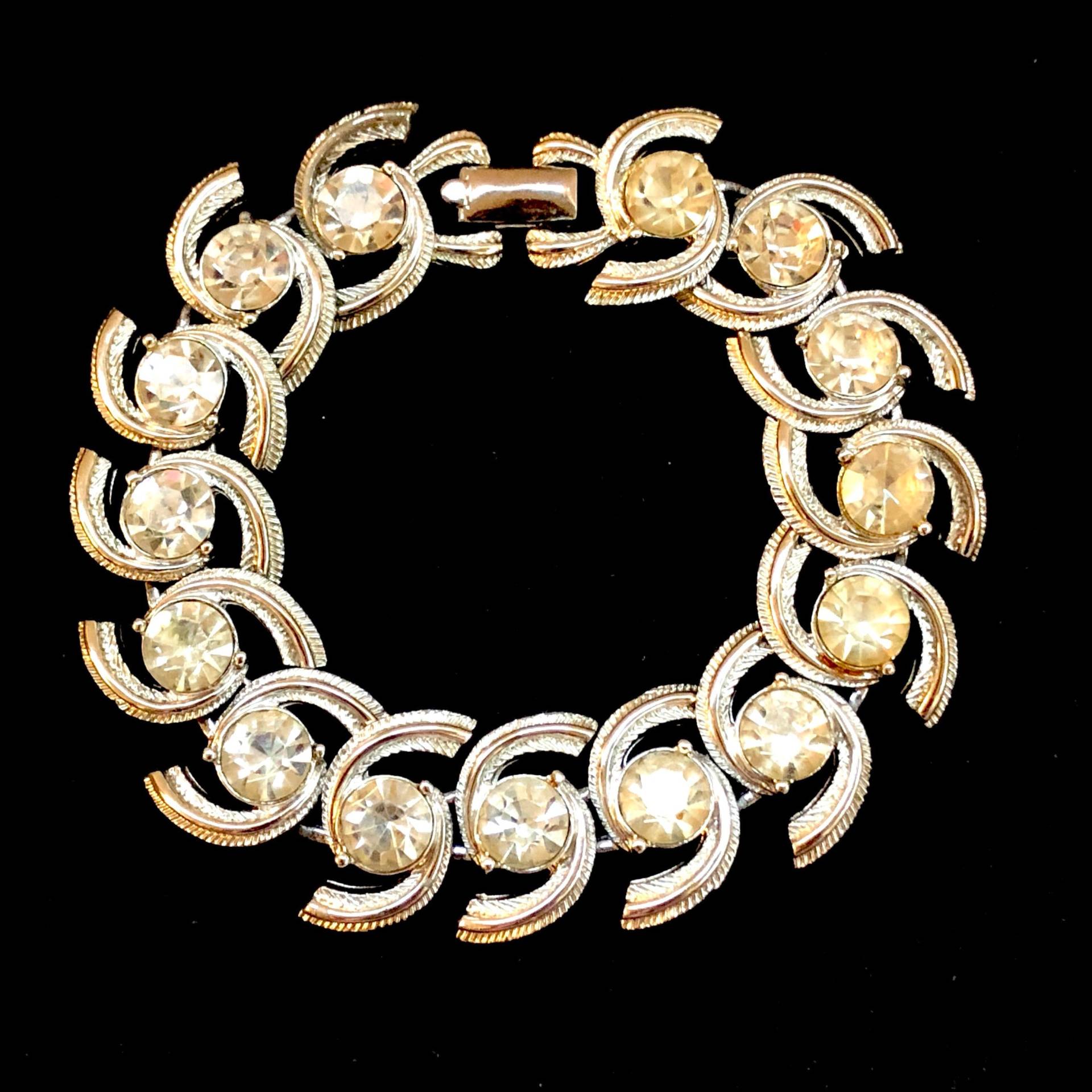 Coro Strass Kristall Armband Silberton Unikat Wirbel Muster Foldover Verschluss Coro Strass Kristall Armband Silberton Unikat Wirbel Muster Foldover Verschluss von JubilantJunknJetsam
