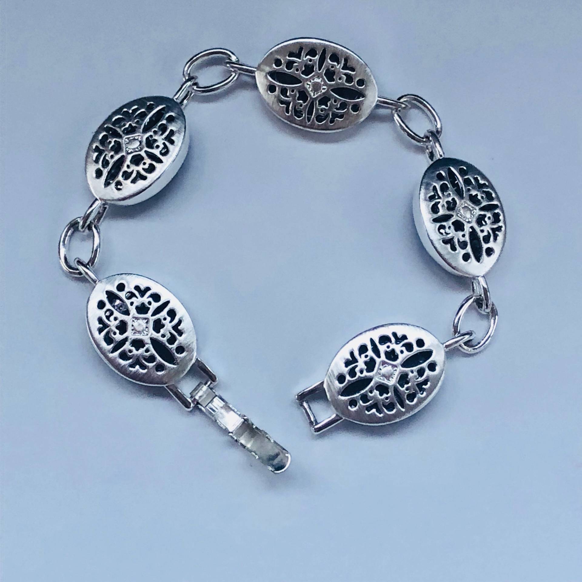 Napier Silberfarben Offene Arbeit Kette Armband Mit Winzigen Strass Verzierungen Napier Silberfarben Offene Arbeit Kette Armband Mit Winzigen Strass Verzierungen von JubilantJunknJetsam