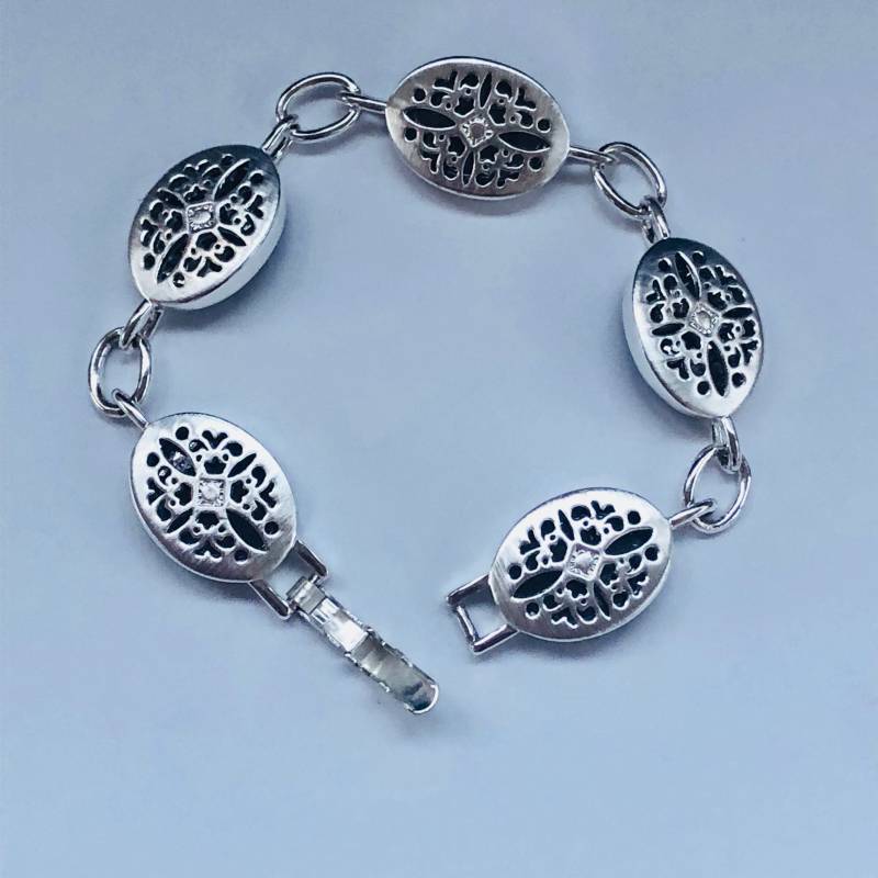 Napier Silberfarben Offene Arbeit Kette Armband Mit Winzigen Strass Verzierungen Napier Silberfarben Offene Arbeit Kette Armband Mit Winzigen Strass Verzierungen von JubilantJunknJetsam