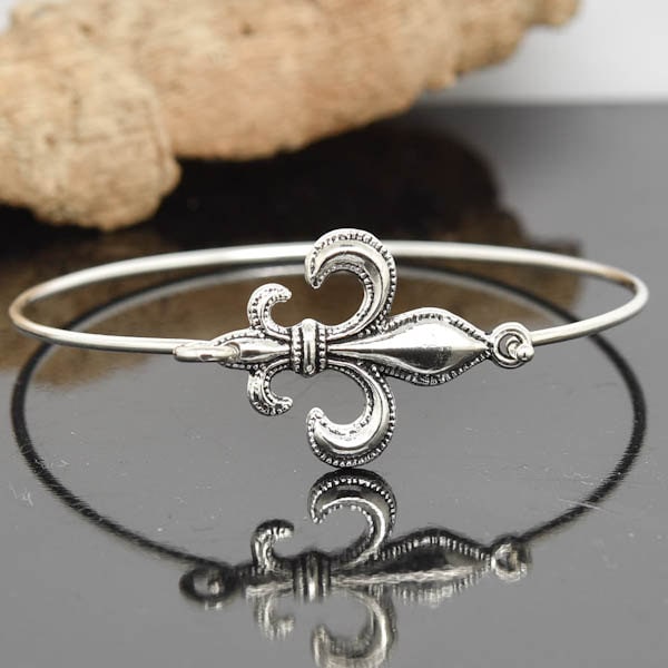 Fleur De Lis Armreif, Sterlingsilber Armband, Stapelbarer Brautjungfer Schmuck, Braut Armband Fleur De Lis Armreif, Sterlingsilber Armband, Stapelbarer Brautjungfer Schmuck, Braut Armband von JubileJewel