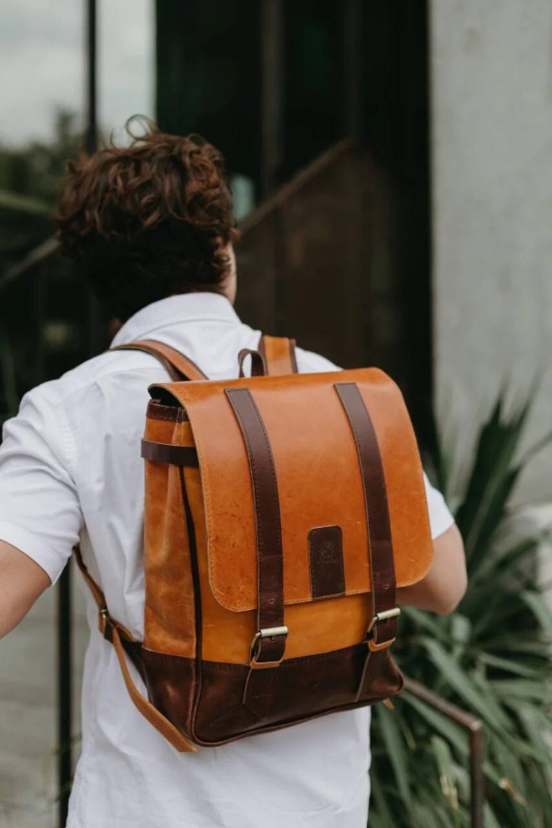 Mursi Rucksack | Lederrucksack Handgenähter Weihnachtsgeschenk Für Ihn Reisetasche Handgepäck Laptoptasche Herren Umhängetasche von JubileeTrading