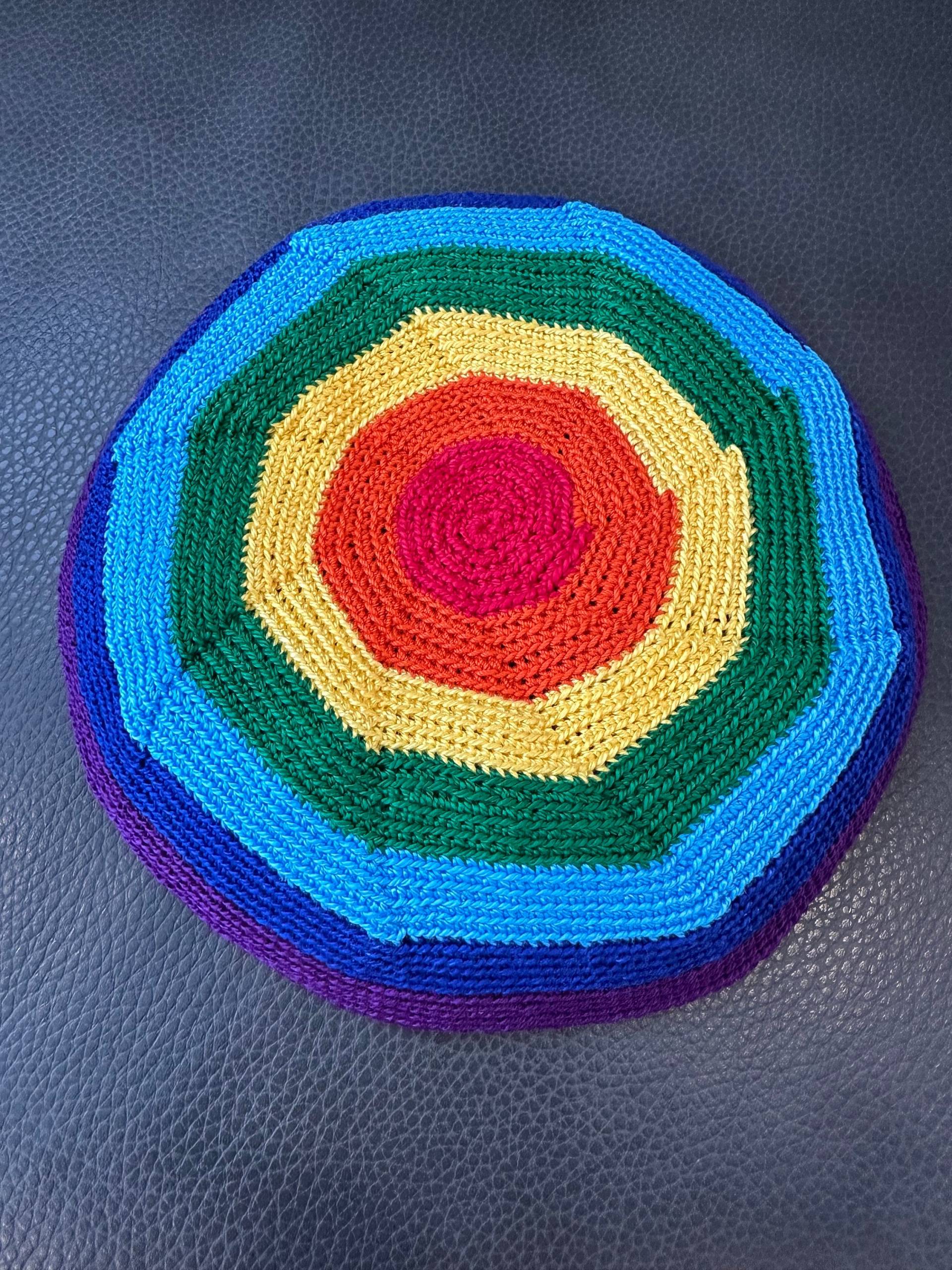 Handgemachte Regenbogen Pride Häkeln Kippah von JudaicaArtByMolly