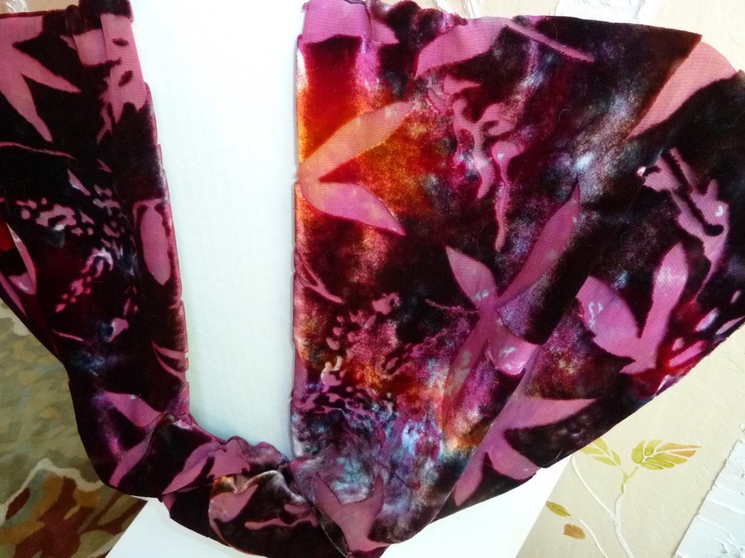 Blattmuster Devore Cut Seide Rayon Samt Infinity Rundschal in Granat, Kürbis, Burgund, Mauve Blattmuster Devore Cut Seide Rayon Samt Infinity Rundschal in Granat, Kürbis, Burgund, Mauve von JudiStackArtwear