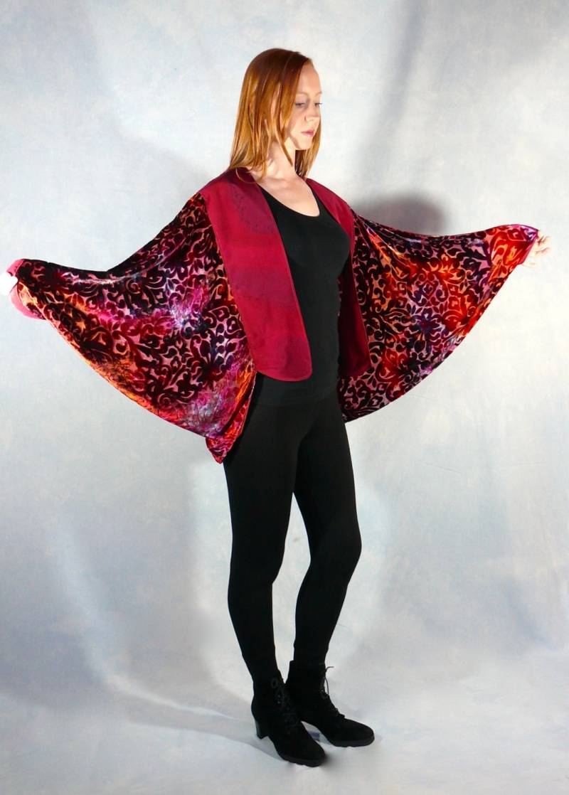 Devore Samt Rubinroter Urlaub Schmetterling Jacke Devore Samt Rubinroter Urlaub Schmetterling Jacke von JudiStackArtwear