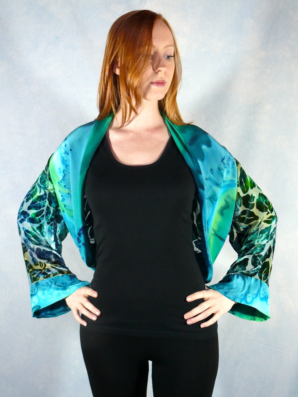 Devore Samt Shrug/Cropped Jacke in Türkis Und Smaragd Devore Samt Shrug/Cropped Jacke in Türkis Und Smaragd von JudiStackArtwear