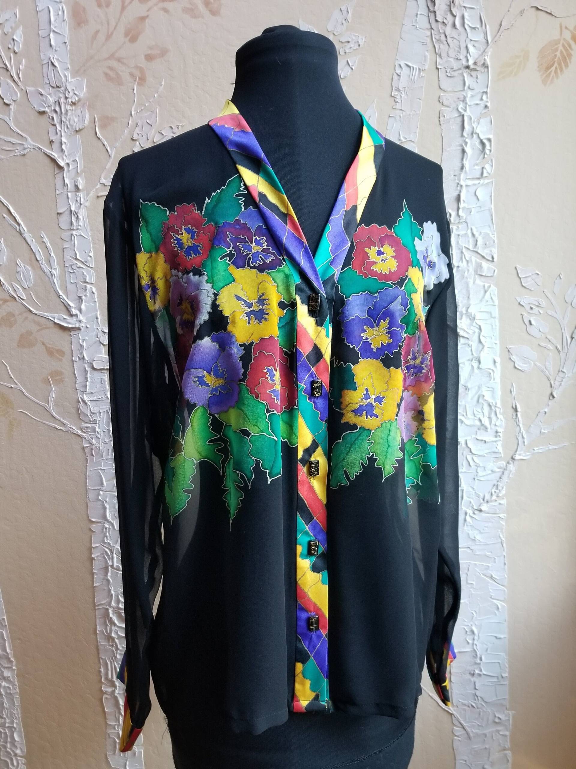 Handbemalte Chiffon Bluse Aus Seide Mit Stiefmütterchen in Regenbogenfarben Und Schwarz Handbemalte Chiffon Bluse Aus Seide Mit Stiefmütterchen in Regenbogenfarben Und Schwarz von JudiStackArtwear