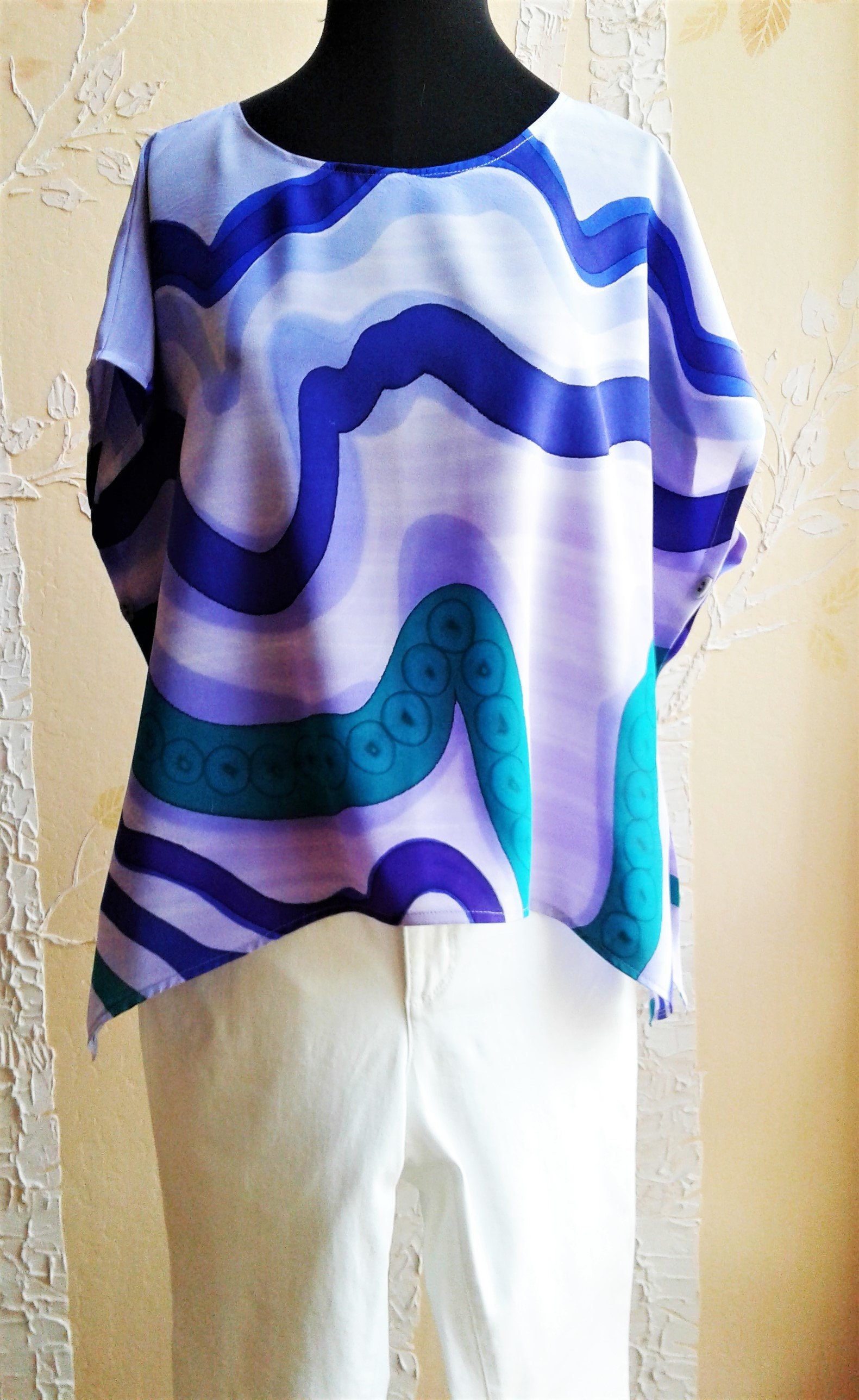 Handbemalte Seidencrepe Abstract Design Loose Und Flowing Crop Top Oder Cover Up in Purple, Teal, Orchid, Blau von JudiStackArtwear