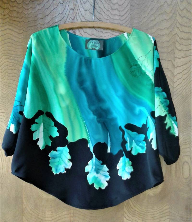 Handbemalter Seiden Crepe De Chine Oak Leaf Crop Top Bluse in Smaragd, Türkis, Limetten, Teal Oder Anderen Optionen von JudiStackArtwear