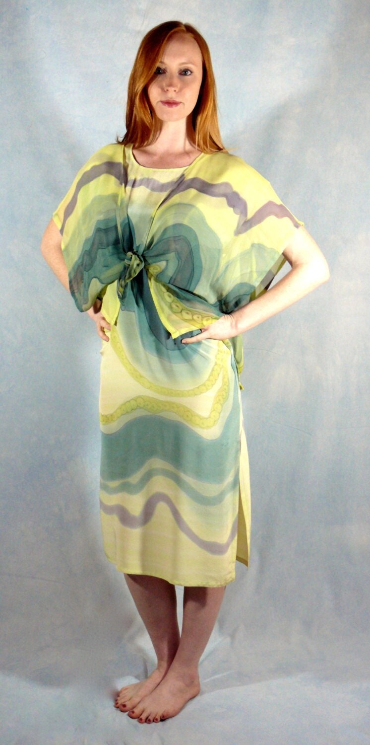 Handbemaltes Seidenkleid Und Kurzer Chiffon Schwebend Mit Farbbändern Aus Salbeigrün, Teal, Türkis, Lila Handbemaltes Seidenkleid Und Kurzer Chiffon Schwebend Mit Farbbändern Aus Salbeigrün, Teal, Türkis, Lila von JudiStackArtwear