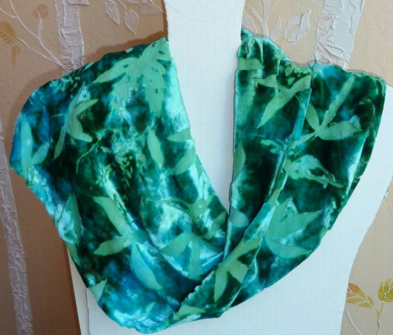 Infinity Circular Devore Cut Samtblattmuster Schal in Seafoam, Türkis, Teal Green Infinity Circular Devore Cut Samtblattmuster Schal in Seafoam, Türkis, Teal Green von JudiStackArtwear