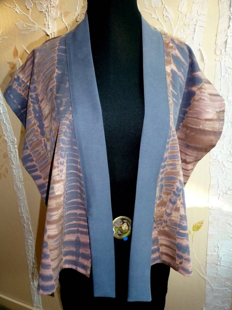 Shibori Gefärbt Rayon Twill Abgeschnitten Tunika Westejacke in Staubigen Kohle, Schokobraun, Sand, Rose Taupe Shibori Gefärbt Rayon Twill Abgeschnitten Tunika Westejacke in Staubigen Kohle, Schokobraun, Sand, Rose Taupe von JudiStackArtwear