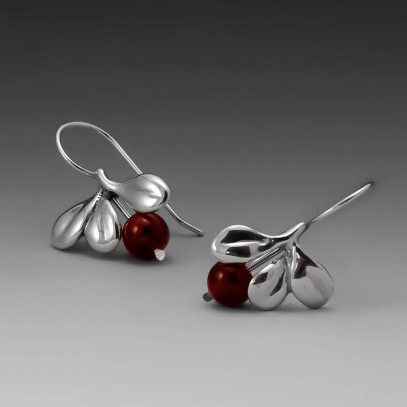 Cranberry Ohrringe, Granat, Haken, Lowbush Cranberry, Silberschmuck, Beeren Schmuck, Blatt Thanksgiving, Portofrei Cranberry Ohrringe, Granat, Haken, Lowbush Cranberry, Silberschmuck, Beeren Schmuck, Blatt Thanksgiving, Portofrei von JudieGummDesigns