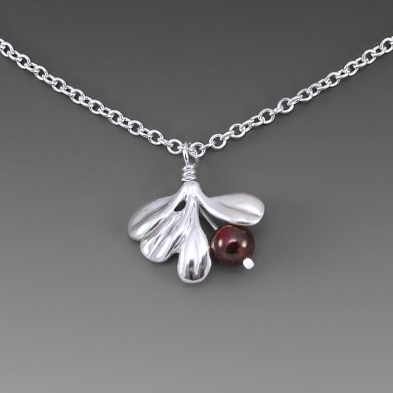 Lowbush Cranberry Anhänger Sterling Silber Halskette, Granat, Kostenloser Versand Lowbush Cranberry Anhänger Sterling Silber Halskette, Granat, Kostenloser Versand von JudieGummDesigns