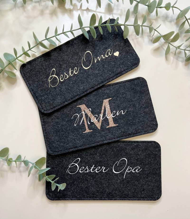 Brillenetui Etui Für Sonnenbrille Brillentasche Tasche Aus Filz Personalisiert Mit Wunschnamen Initial Wichtelgeschenk Weihnachtsgeschenk Brillenetui Etui Für Sonnenbrille Brillentasche Tasche Aus Filz Personalisiert Mit Wunschnamen Initial Wichtelgeschenk Weihnachtsgeschenk von JudiesPlotterwerk