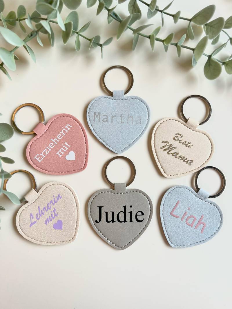 Personalisierter Herz - Schlüsselanhänger Aus Kunstleder Mit Wunschtext Wunschname Geschenk Freundin Lehrerin Erzieher Oma Valentinstag Personalisierter Herz - Schlüsselanhänger Aus Kunstleder Mit Wunschtext Wunschname Geschenk Freundin Lehrerin Erzieher Oma Valentinstag von JudiesPlotterwerk