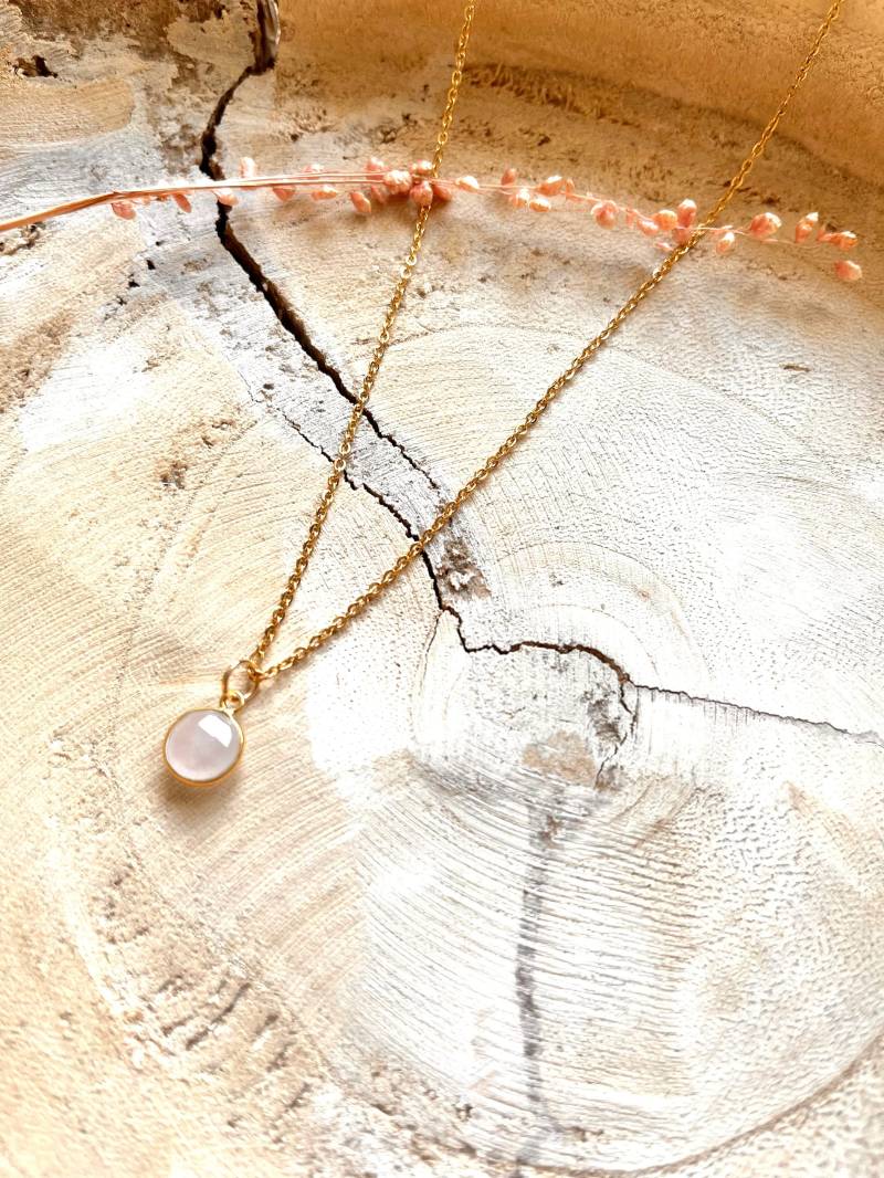 Rosenquarz Trifft Vergoldeten Edelstahl Kette Filigran Zart Gold Geschenkidee Geburtstag Hochzeit Zarter Schmuck von JudisHeart