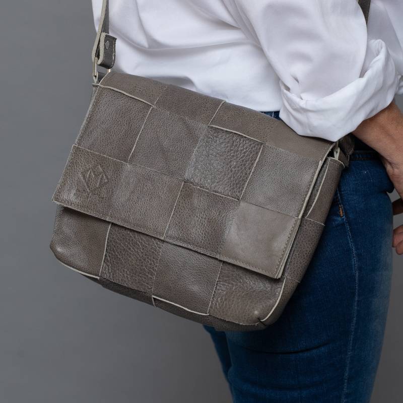 Grau Leder Kreuz Schulter Geldbörse Tasche, Kleine Gegenstände Ein Riemen Über Der Grau Mini Geldbörse, Stilvolle Arbeitstasche von Judithmillerhandbags