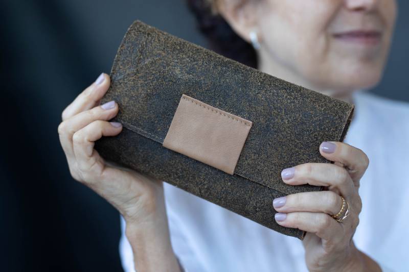 Schwarzes Leder Damen Clutch Portemonnaie, Schwarze Einzigartige Geldbörse, Süße Klappe Portemonnaie von Judithmillerhandbags