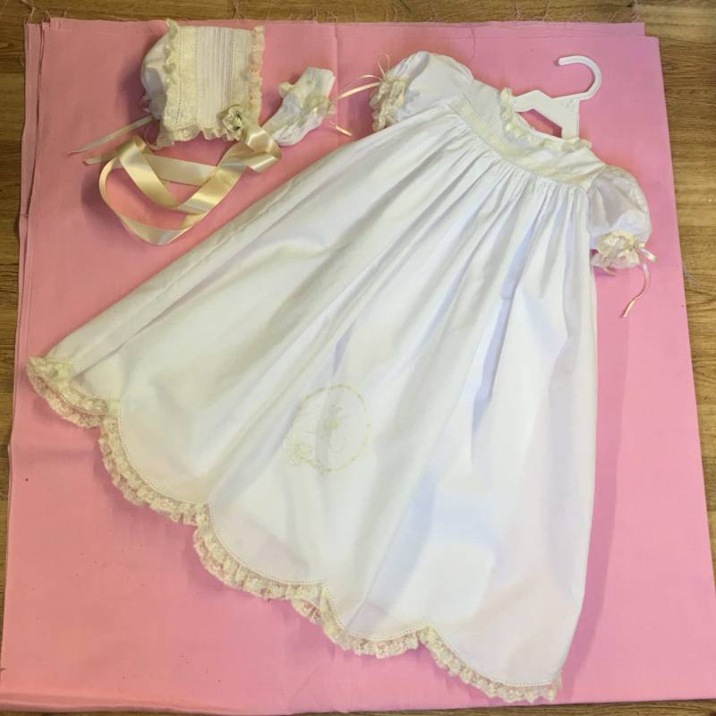 Komplettes Outfit Für Das Neue Baby Mädchen. Enthält Schweizer Pima-Kleidchen Mit Initialkranz Bestickt, Unterkleid, Haube Und Socken von JudyGranthamDesigns
