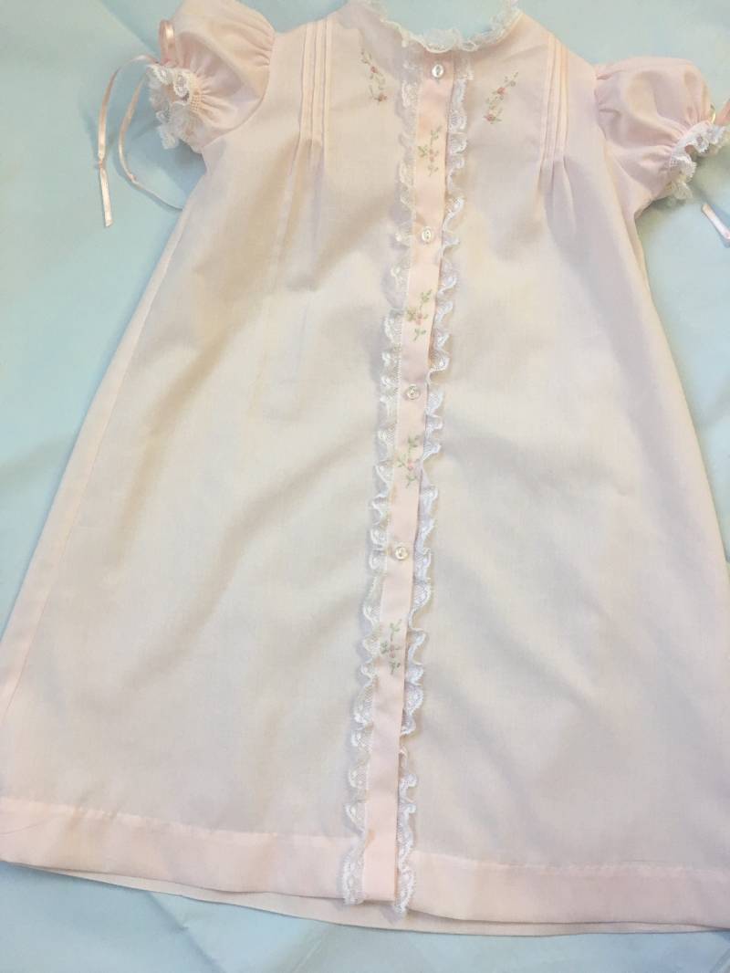 Neugeborenes Mädchen Tageshemd von JudyGranthamDesigns